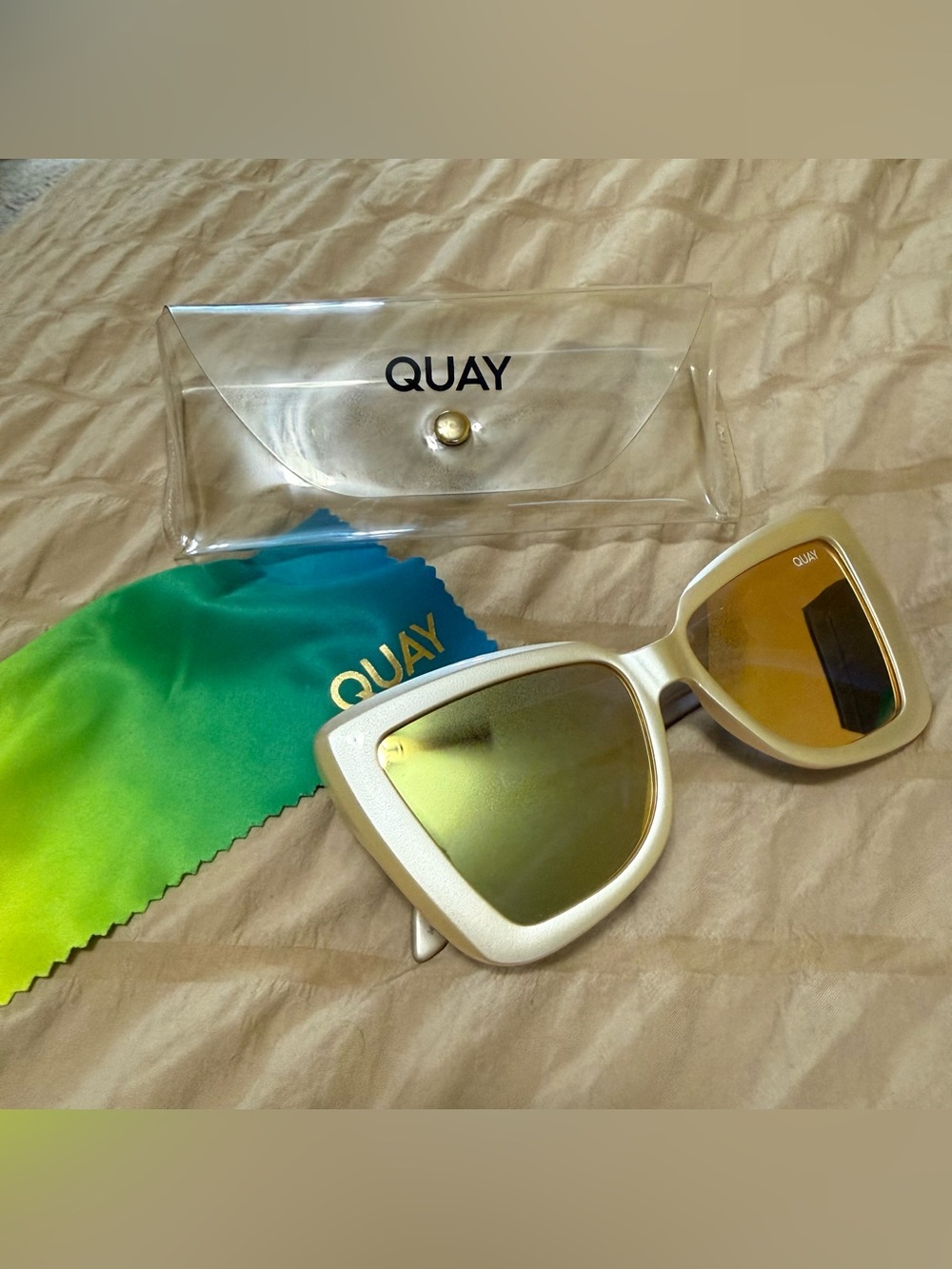 Quay Australia Chain Reaction - White Cat-Eye with Gold Mirror Lenses